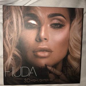 HUDA Pink Sands Edition 3D sculpt highlight